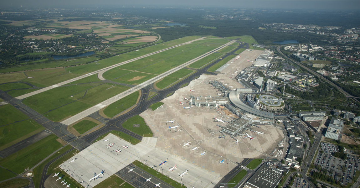 Ein Flughafen mit einem parallelen Pistensystem, das jedoch ein Manko hat: Die Nordbahn darf nur eingeschränkt betrieben werden. Düsseldorf möchte aber seine Kapazitäten künftig flexibler und effizienter nutzen dürfen. Bild: Flughafen Düsseldorf