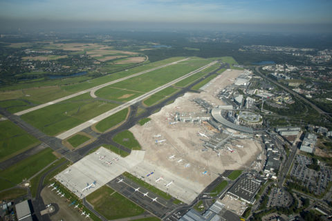 Ein Flughafen mit einem parallelen Pistensystem, das jedoch ein Manko hat: Die Nordbahn darf nur eingeschränkt betrieben werden. Düsseldorf möchte aber seine Kapazitäten künftig flexibler und effizienter nutzen dürfen. Bild: Flughafen Düsseldorf