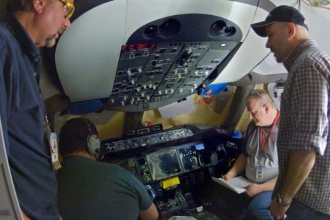 Vor seinem Start wurde der Dreamliner gründlich überprüft. Foto: Boeing