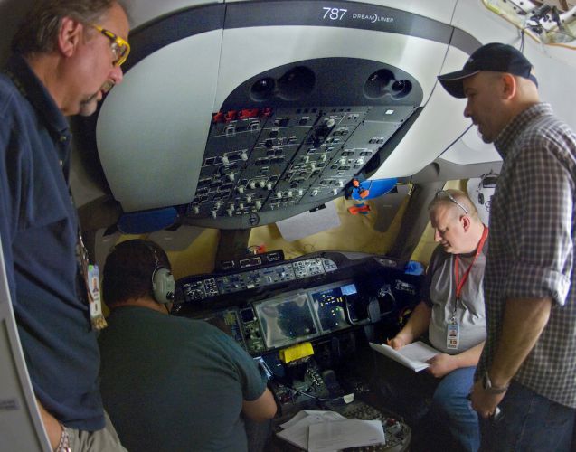 Vor seinem Start wurde der Dreamliner gründlich überprüft. Foto: Boeing