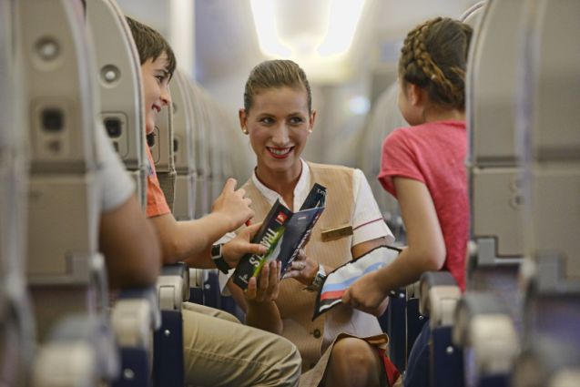 Emirates bietet den kleinen Gästen zahlreiche Unterhaltungsmöglichkeiten um die Flugzeit zu überstehen. Foto: Emirates