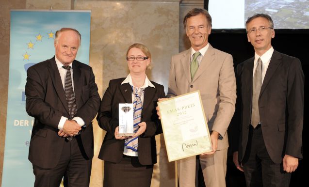 Flughafen-Chef Roland Hermann und Claudia Typelt, Abteilung Umwelt, bei der Preisvergabe. Foto: Salzburg Airport
