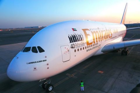 Emirates feiert das 40-jährige Bestehen der VAE mit einem speziellen Logo auf der A-380 (Bild: Emirates)