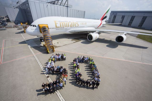 Das Acceptance-Team von Emirates, die Crew des Überführungsfluges sowie das Team vom Airbus Delivery Center freuen sich über die Auslieferung der 50. A380 an Emirates in Hamburg-Finkenwerder. Foto: Emirates Airline