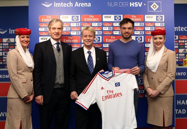 Carl Jarchow, Volker Greiner, und Heiko Westermann mit dem alten und neuen HSV-Trikot. Foto: Emirates