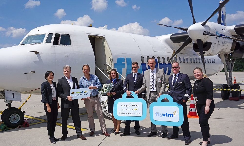 Bildunterschrift: Flughafenchef Johan Vanneste (3. v. r.) begrüßte das VLM-Team am Köln Bonn Airport