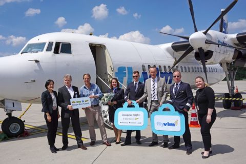 Bildunterschrift: Flughafenchef Johan Vanneste (3. v. r.) begrüßte das VLM-Team am Köln Bonn Airport