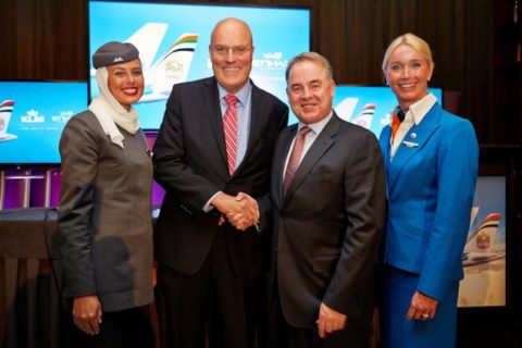 Peter Hartman und James Hogan feiern gemeinsam den Start der Flugverbindung von Etihad Airways zwischen Abu Dhabi und Amsterdam. Foto: Etihad