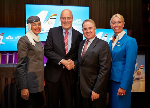 Peter Hartman und James Hogan feiern gemeinsam den Start der Flugverbindung von Etihad Airways zwischen Abu Dhabi und Amsterdam. Foto: Etihad