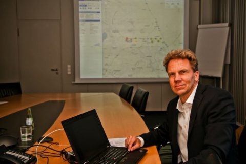 Flughafen-Chef Raoul Hille testet das neue Flu-Vi-System. Foto: Flughafen Hannover