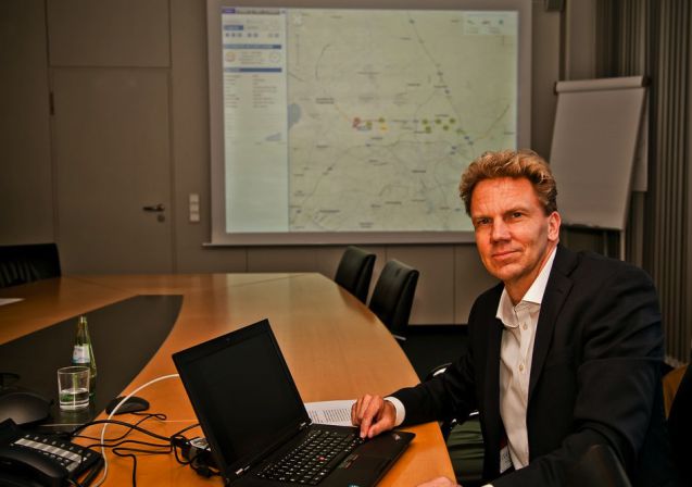 Flughafen-Chef Raoul Hille testet das neue Flu-Vi-System. Foto: Flughafen Hannover
