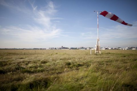 Am Bremer Airport wehen die Fahnen für den Umweltschutz; Foto: Flughafen Bremen