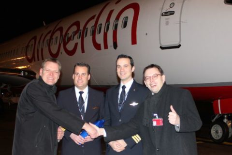 Ch. Schelenz, Leiter SIS/RN und Projektleiter GBAS der DFS Deutsche Flugsicherung GmbH (r.), und J. Bula, Geschäftsführer des Flughafens Bremen (l.), und die Piloten des Air Berlin-Fluges AB 6573; Foto: Flughafen Bremen