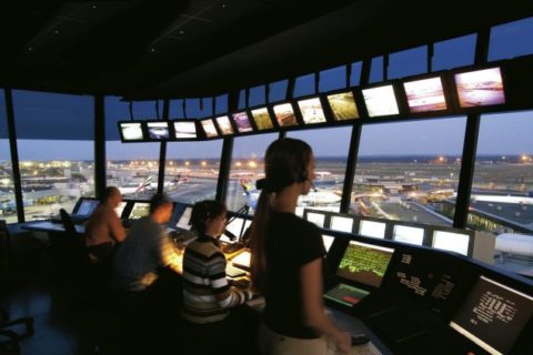 Am Mittwoch drohen auch die Fluglotsen ihre Arbeit im Tower auszusetzen. Foto: Fraport