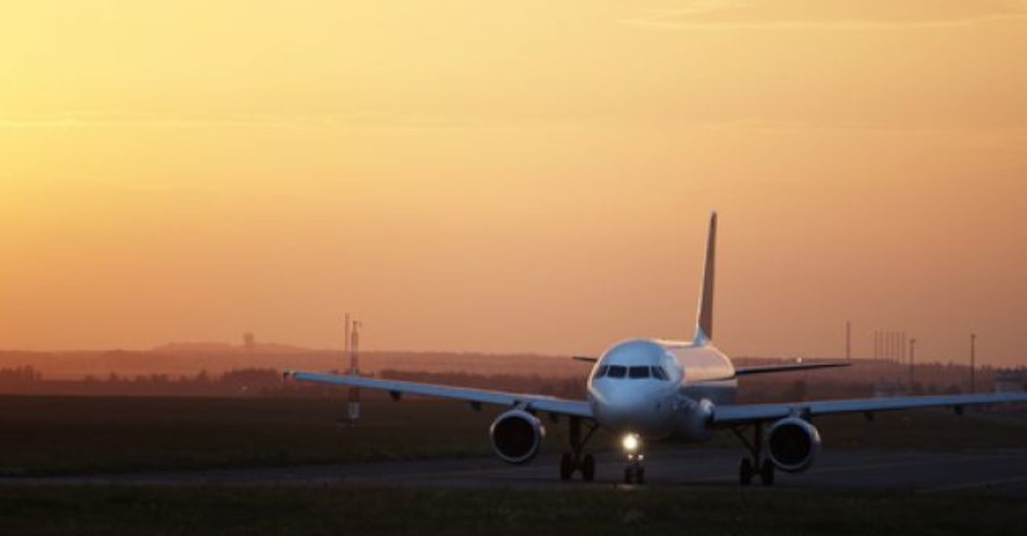 Hamburg Airport bei Sonnenuntergang