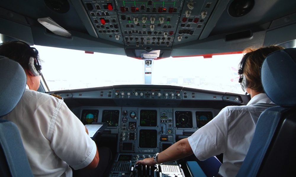 Seit Jahren machen Angriffe mit Laserpointern Piloten zu schaffen. Die Männer und Frauen im Cockpit können sich kaum schützen, langfristige Gesundheitsschäden sind möglich. Foto: Shutterstock