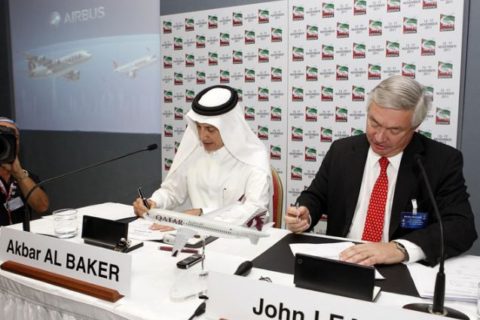 Qatar Airways-CEO Akbar Al Baker (links) unterzeichnet zusammen mit Airbus Chief Operating Officer (Customers) John Leahy die Großbestellung von 88 Airbus-Flugzeugen. Foto: Qatar Airways