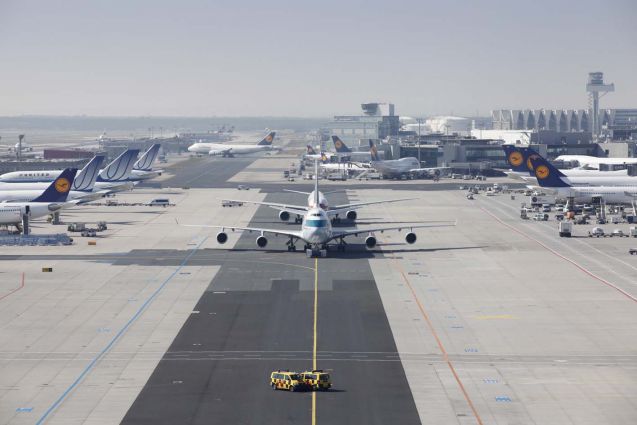 Trotz des Streiks rollen die Flugzeuge auch heute über das Vorfeld am Frankfurter Flughafen. Foto: Fraport