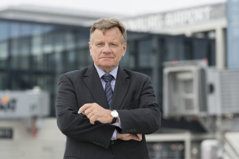 Geschäftsführer Hartmut Mehdorn rief alle Beteiligten auf, «eine sachlich richtige Diskussion» zu führen. Bild: Flughafen Berlin-Brandenburg