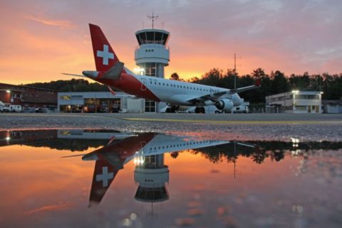 Helvetic Airways auf dem abendlichen Airport Bern: Dort gibt's bald großes Kino. Foto: Matthias Michel