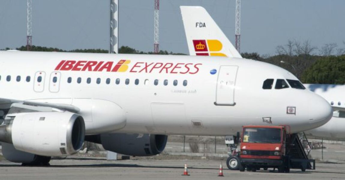 Ein Flugzeug der Iberia Express rollt los. Foto: Iberia