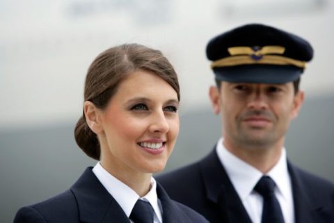 Für Piloten herrscht Mützenpflicht, Pilotinnen dürfen auch ohne Kopfbedeckung fliegen. Foto: Gregor Schläger, Lufthansa