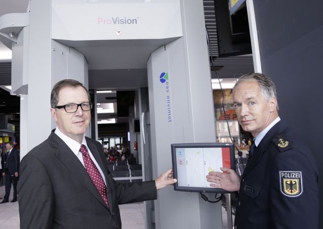 Präsentierten die neuen Ganzkörperscanner am Düsseldorfer Airport: Christoph Blume, Sprecher der Düsseldorfer Flughafengeschäftsführung, und Wolfgang Wurm, Präsident der Bundespolizeidirektion Sankt Augustin. Foto: FH DUS