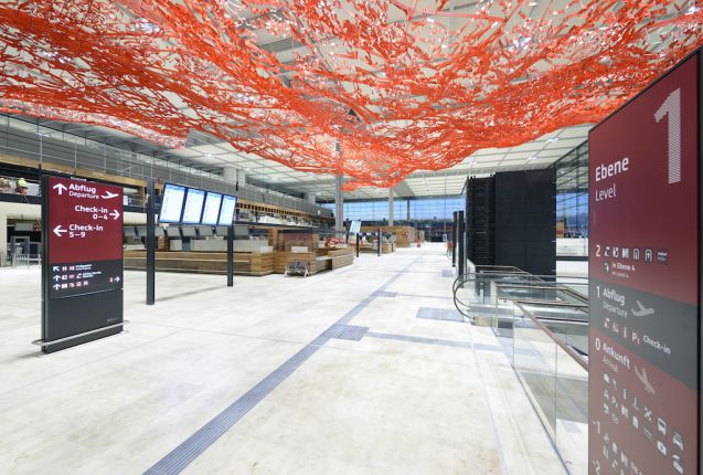 Check-In Halle mit Magic Carpet bleibt vorerst leer. Foto: Alexander Obst/Marion Schmieding, Flughafen BER