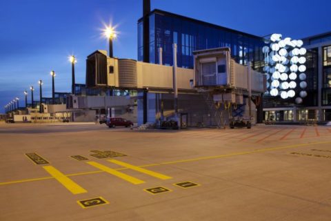 Während die Kunst am BER-Bau erstrahlt, muss an den wirklich wichtigen Stellen nachgebessert werden. Foto: Alexander Obst/ Marion Schmieding, Flughafen Berlin Brandenburg