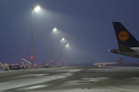 Die neuen LED-Lampen lassen das Vorfeld des Münchner Flughafens im weißen Licht erstrahlen. Foto: Shutterstock