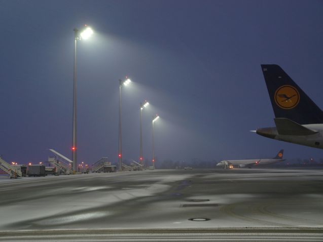 Die neuen LED-Lampen lassen das Vorfeld des Münchner Flughafens im weißen Licht erstrahlen. Foto: Shutterstock