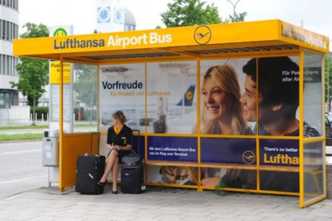 Morgen wollen die Flugbegleiter der Lufthansa die Arbeit ruhen lassen. Foto: dpa