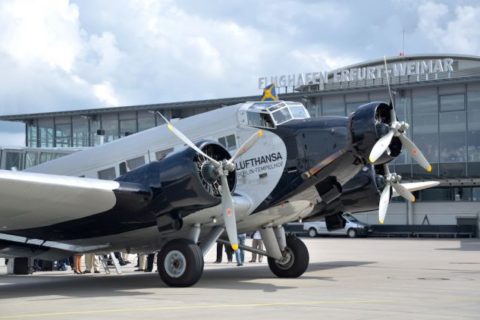 Bei einem Rundflug entführt die alte JU-52 Passagiere in die 40er Jahre. Foto: Flughafen Erfurt-Weimar