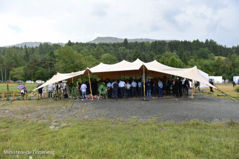 Es ist der Tag der Trauer, des letzten Abschiednehmens. Die Angehörigen der Opfer der Germanwings-Katastrophe versammeln sich am Absturzort in den Alpen. Foto: Ministère de l'intérieur