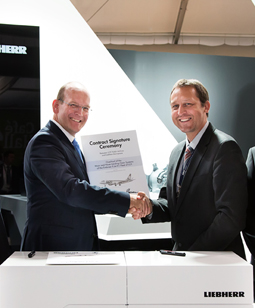 Tomasz Przybylski von LOT (rechts) und Arndt Schoenemann, Geschäftsführer Liebherr-Aerospace Lindenberg GmbH, bei der Vertragsunterzeichnung. (Foto: Mon and Clark Photograph)