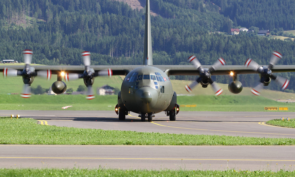 Würden Sie in ein 60 Jahre altes Flugzeug steigen? Tausende Menschen tun es jeden Tag. Die «Hercules» ist noch heute ein Standardflugzeug der US- und vieler anderer Streitkräfte - und soll es noch eine Weile bleiben. Foto: Shutterstock