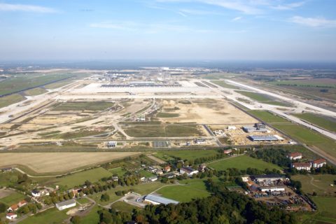 Der neue Flughafen übernimmt die nördliche Start- und Landebahn vom benachbarten bestehenden Flughafen Schönefeld. Bild: Dirk Laubner / Flughafen Berlin Brandenburg