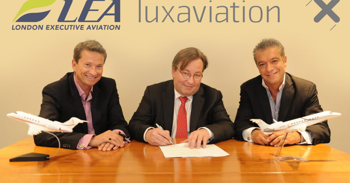 Patrick Margetson-Rushmore, Patrick Hansen und George Galanopoulos (von links) bei der Vertragsunterzeichnung. (Foto: Luxaviation Group)