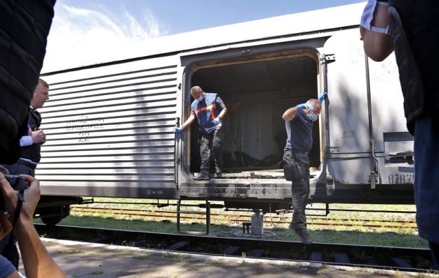 In gekühlten Waggons warten die Überreste der Absturzopfer auf den Abtransport. Foto: dpa