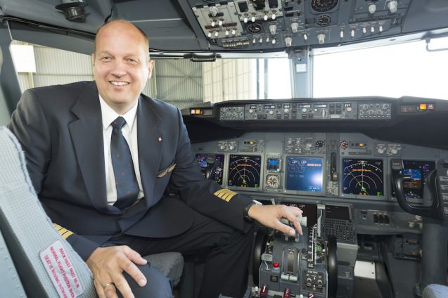Air-Berlin-Kapitän Marc Altenscheidt vertraut auf das neue Navigationsverfahren. Foto: Air Berlin
