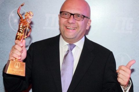 Qatar Airways Chief Commercial Officer Marwan Koleilat feiert den erneuten Sieg der Airline bei den TTG Asia Travel Awards in Bangkok.