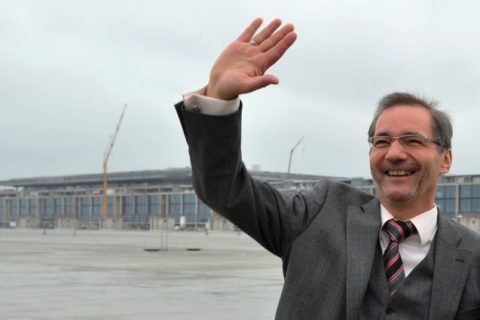 Matthias Platzeck soll den Berliner Pannenflughafen wieder auf Kurs bringen. Foto: dpa