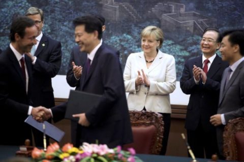 Kanzlerin Merkel mit dem chinesischen Premier, Wen Jiabao, beim Besuch des Airbus-Werk in Tianjin. Foto: dpa