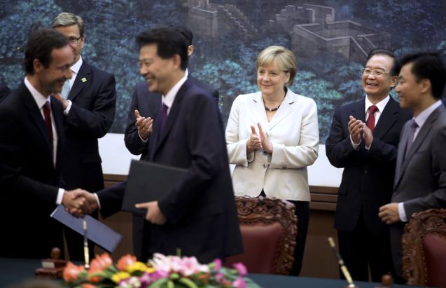Kanzlerin Merkel mit dem chinesischen Premier, Wen Jiabao, beim Besuch des Airbus-Werk in Tianjin. Foto: dpa