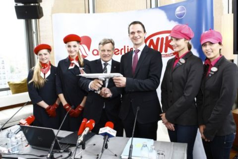 Hartmut Mehdorn und Christian Lejak (von links) präsentieren gemeinsam den neuen Look der NIKI-Flotte. Foto: NIKI