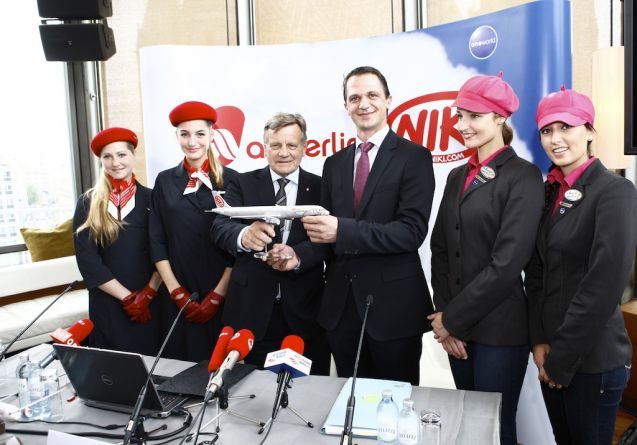 Hartmut Mehdorn und Christian Lejak (von links) präsentieren gemeinsam den neuen Look der NIKI-Flotte. Foto: NIKI