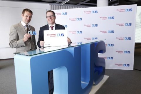 Prof. Rüdiger Goetz, Geschäftsführer der Agentur KW43 Branddesign, und Christoph Blume, Sprecher der Flughafen-Geschäftsführung, bei der Vorstellung des neuen Designs. Foto: Düsseldorf Airport