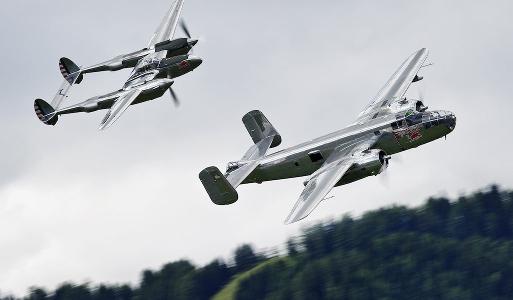 Die Flugzeug-Oldtimer Lockheed P-38L Lightning und North American B-25J „Mitchell“ aus den 40er Jahren können am Airportday besichtigt werden. Bild: Joerg Mitter / Red Bull Content Pool