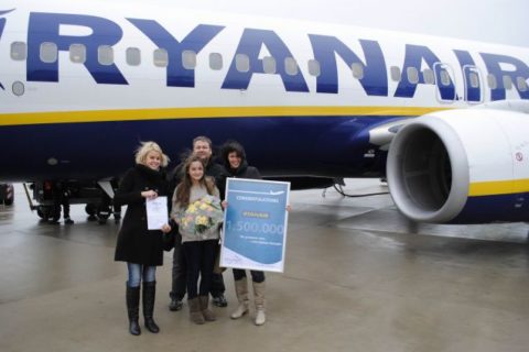Jubiläums-Fluggast Carina Dünser mit Vater Philipp. Ryanair-Managerin Jana Skornicka (links) und Airport-Marketingleiterin Marina Siladji gratulierten mit Blumen und einem Fluggutschein; Bild: Allgäu Airport Memmingen