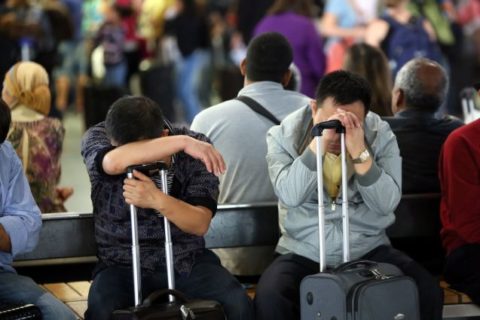 Gestrandete Passagiere warten am Frankfurter Flughafen auf ihren Flug. Foto: dpa